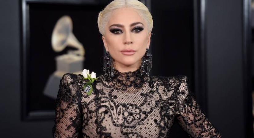 Lady Gaga várandós lehet a rajongók szerint: a húga esküvőjén készült képei indították be a pletykát