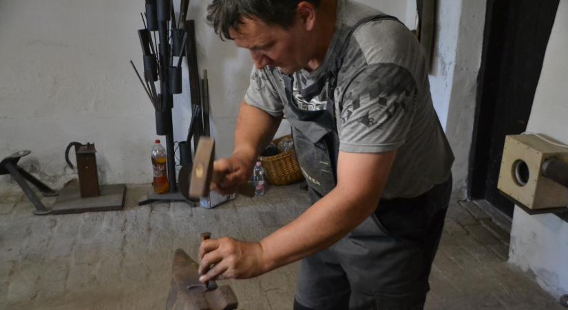 60 év elteltével újra cseng az üllő a csanádpalotai kovácsműhelyben