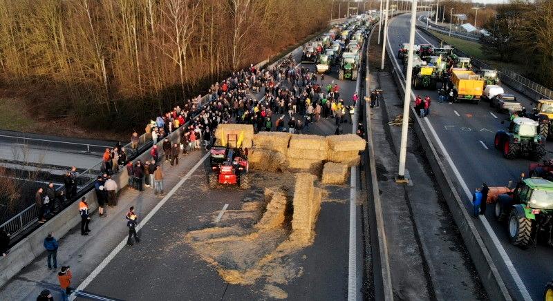 Újra traktorokkal veszik be Brüsszelt a tüntető gazdák