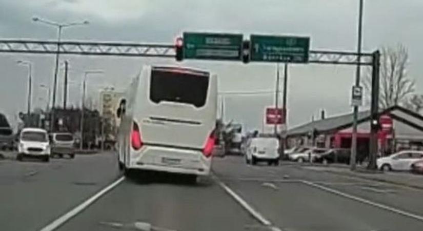 Simán áthajtott a piroson a buszos Miskolcon - videó