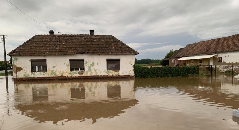 Hússzor riasztották a tűzoltókat a hétfői felhőszakadás után