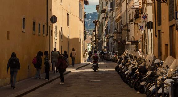 Mutatunk egy olasz városkát, ahol a lakók kétharmada indul a választáson