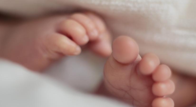 Autóban, a mentésirányító és az apa segítségével született meg egy kismama babája