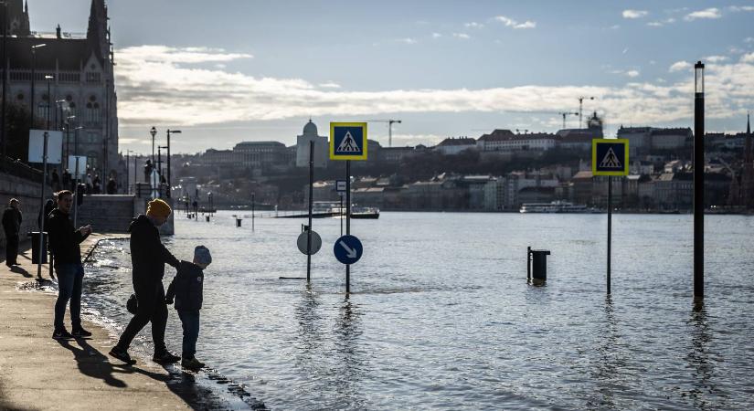 Árad a Duna - Péntektől lezárhatják a rakpartokat