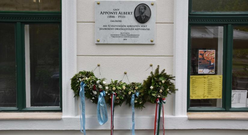 Emléktáblát avattak gróf Apponyi Albert tiszteletére Jászberényben