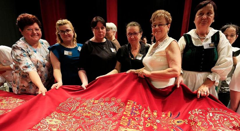 Bács-Kiskun vármegyei asszonyok is hímzik az egyedülálló színházi függönyt – galériával