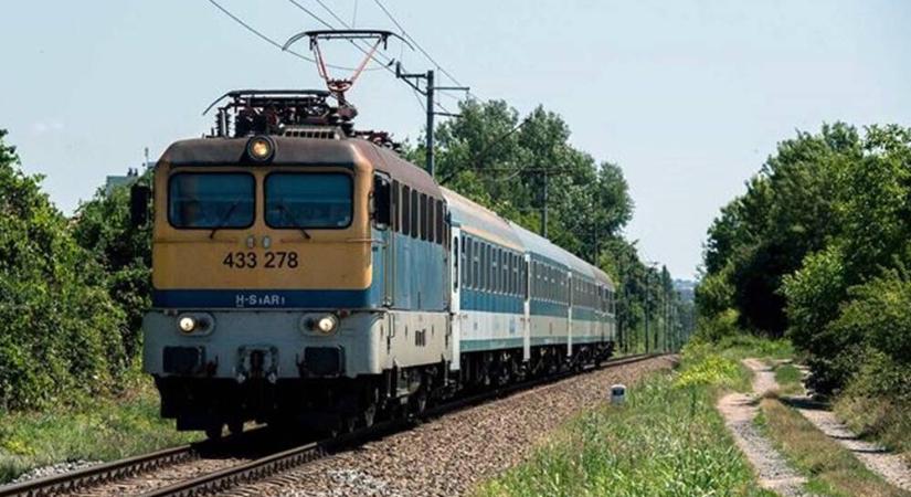Kigyulladt egy utasokat szállító vonat mozdonya – A lángok ismét megpörkölték a MÁV-ot