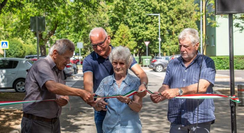 Új parkolók és okos zebra a Kohász utcában