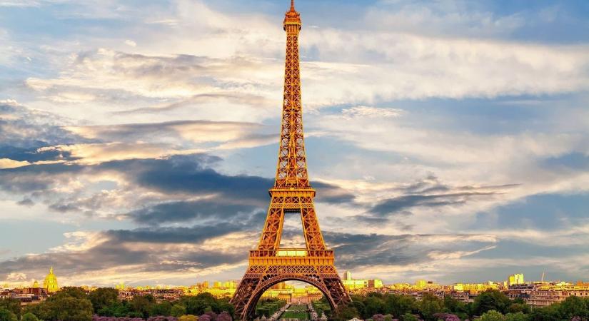 Rejtélyes koporsók jelentek meg az Eiffel-toronynál - Fotó