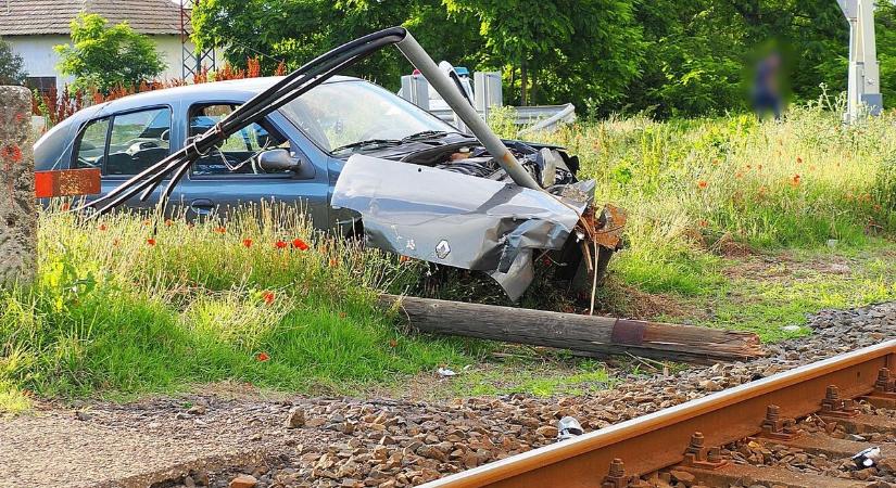 Csak a szerencsén múlt, hogy az érkező vonattal nem ütközött össze a kunszentmártoni baleset sofőrje – galériával