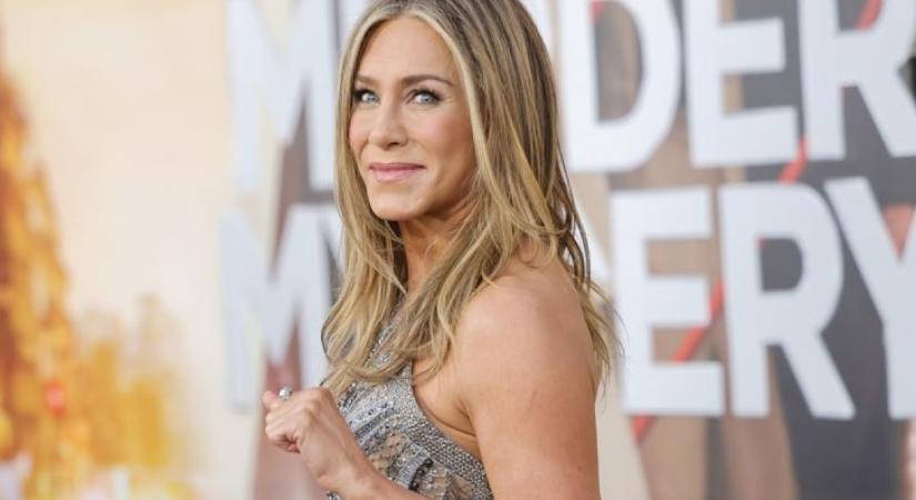Jennifer Aniston combig kivágott ruhában tündökölt: ő volt a legszebb