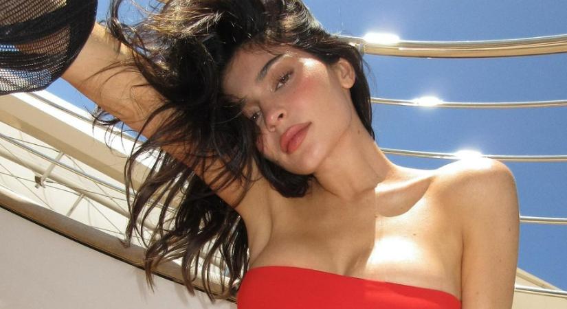 Kylie Jenner piros bikinije lesz a nyár slágere