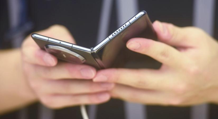 Meglepő név taszította le a Samsungot a hajlítható telefonok trónjáról