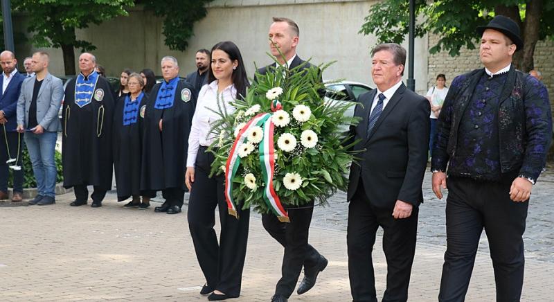 Filvig Géza: Isten óvja Magyarországot és minden magyar embert a szülőföldjén! – Nemzeti összetartozás-napi megemlékezés az országzászlónál