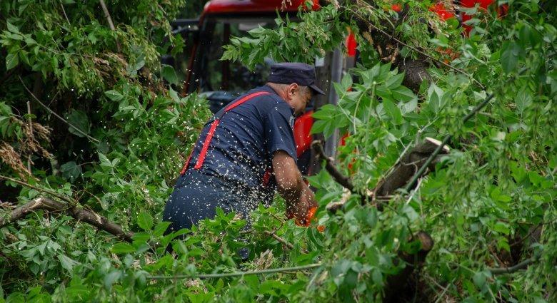 Hargita megyében is szükség volt a tűzoltók közbelépésére a keddi viharkárok elhárítására