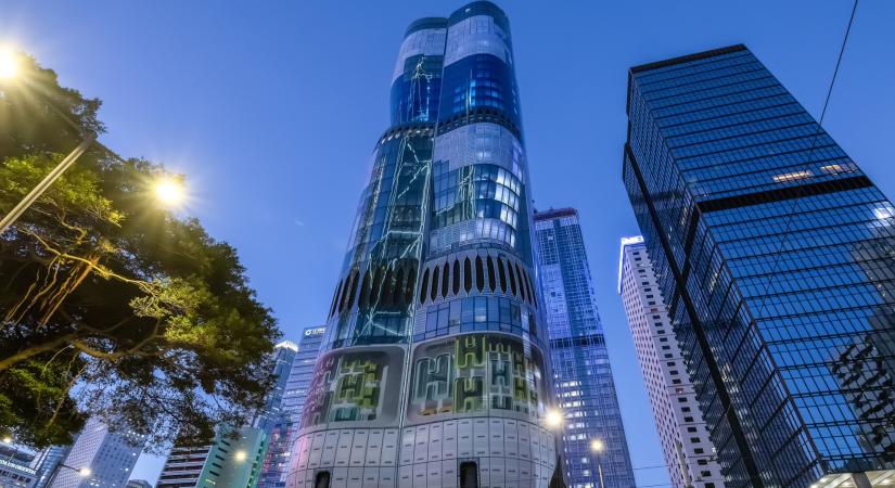 A világ legdrágább telkén épült fel ez a nem mindennapi felhőkarcoló
