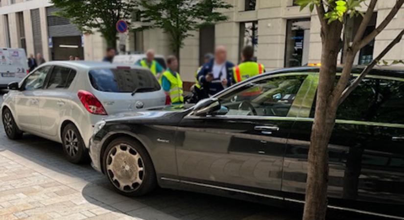 Végtelennek tűnő ideig vártak a luxus Maybach tulajára a belvárosban - a forgalom leállt a tehetséges parkolás miatt, nem is akárki állt oda - fotók