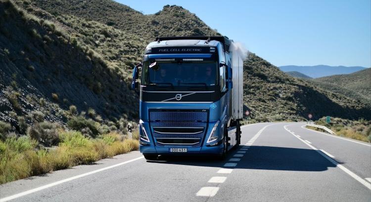 Újabb alternatív hajtást fejleszt a svéd teherautó-gyártó