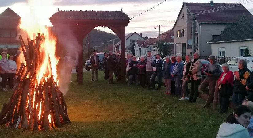 Őrtüzet gyújtottak Recsken az emlékezők