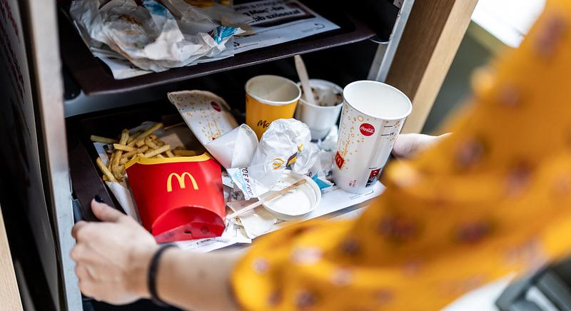 A McDonald’s videójából derül ki, mi lesz a tálcákon maradt hulladékkal