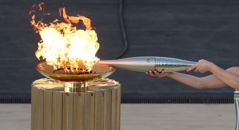 Autóversenyzőnek adták az olimpiai lángot