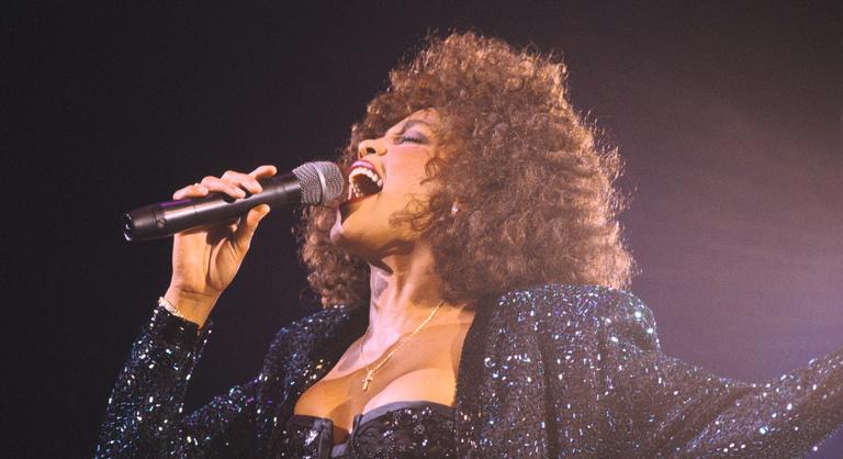 Reklámok miatt akarták lerövidíteni a gyászbeszédeket Whitney Houston temetésén – mondta Kevin Costner