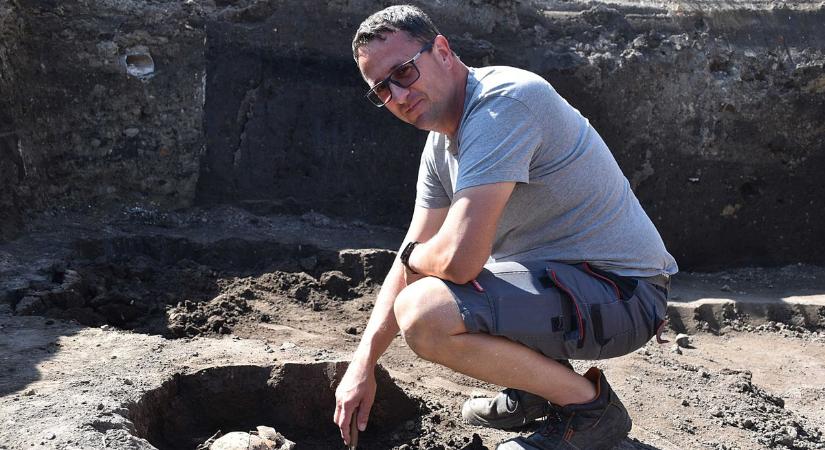 Izgalmas ásatás: csontvázakat is találtak a jászberényi posta mögött álló üres telken – videóval