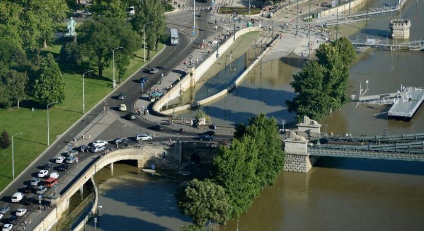 Kiönthet a Duna Budapestnél, már ne parkoljon a rakpartra