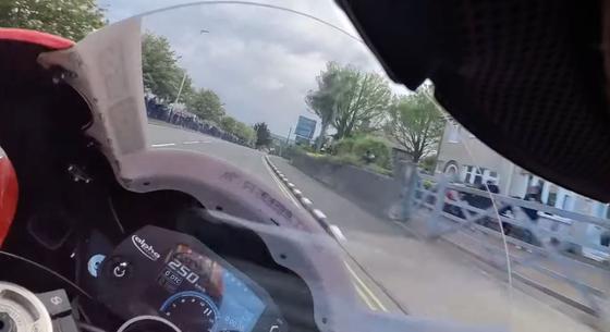 280-nal falvakon keresztül: ilyen a motorosok legőrültebb versenye - videó
