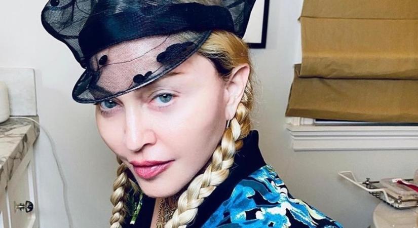 Madonna 62 évesen magára varratta élete első tetoválását - Fotók