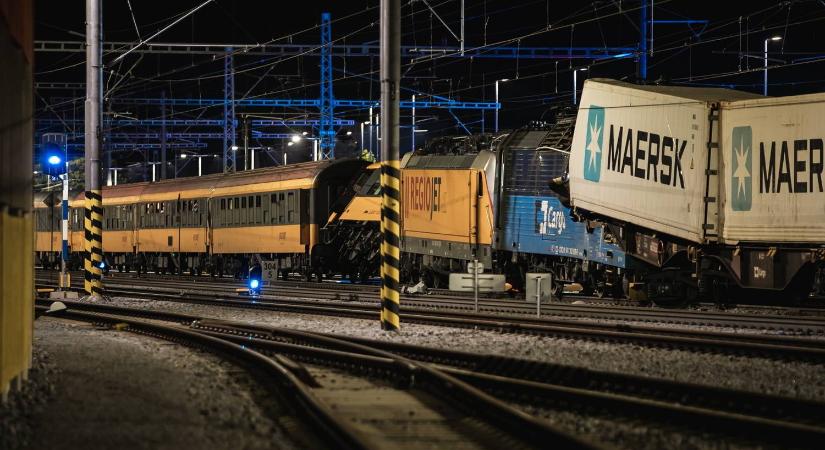 Halálos vasúti baleset történt Csehországban, két vonat frontálisan ütközött