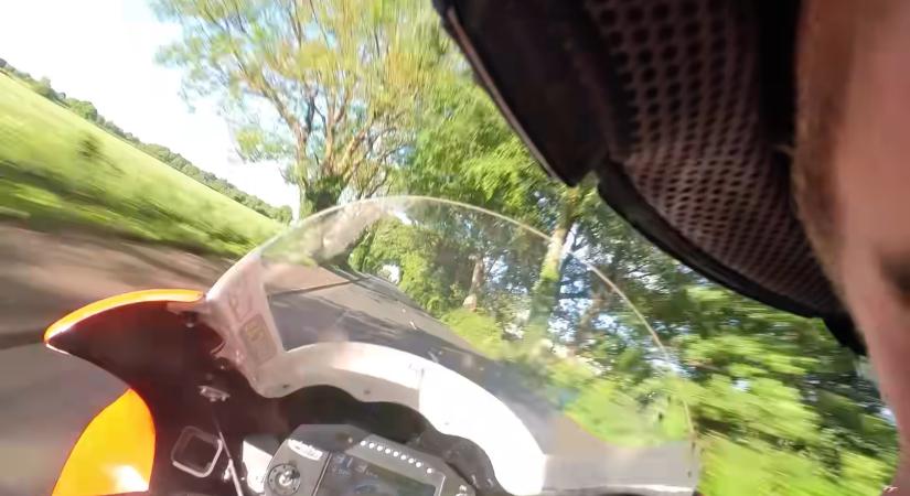 Félelmetes videó készült az Isle of Man TT második helyezettjének sisakja mögött