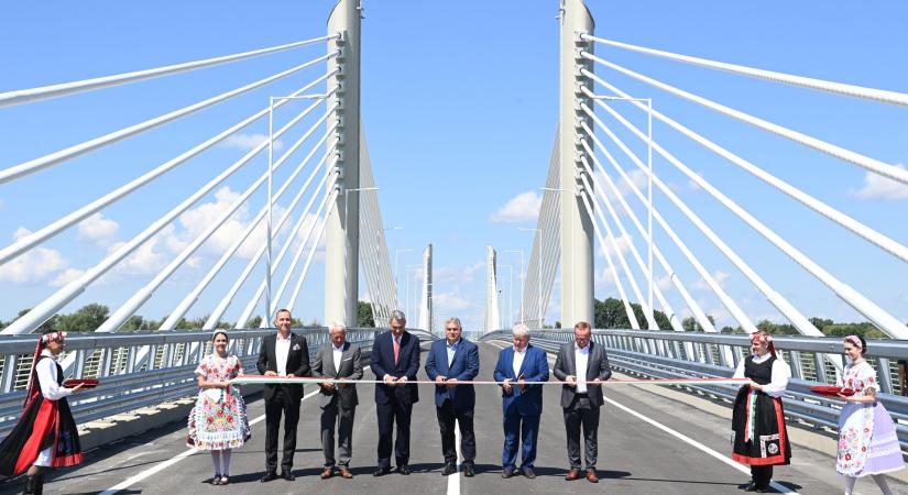 Átadták a legújabb Duna-hidat