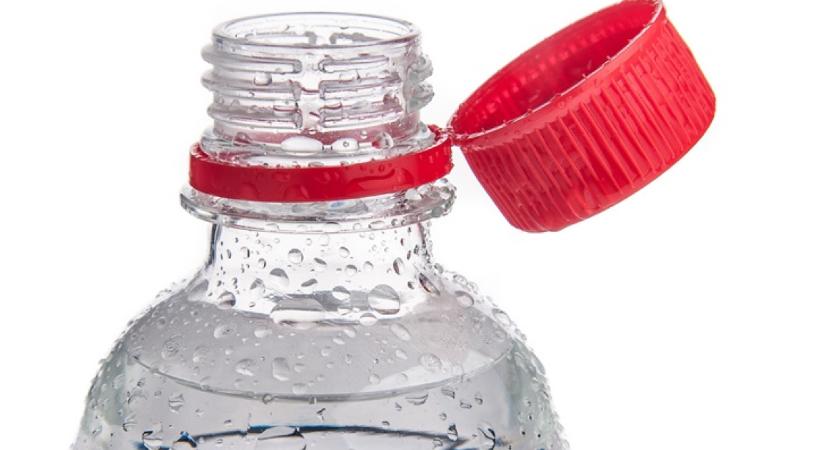Agyadra mennek a műanyag palackhoz rögzített kupakok? Akkor a hátad közepére sem kívánod majd, ami júliustól jön