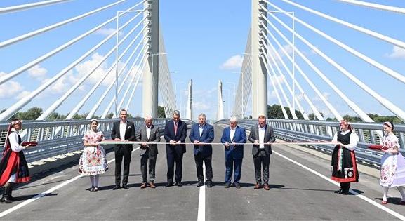 Választási hajrában felavatták a Kalocsát Pakssal összekötő új hidat