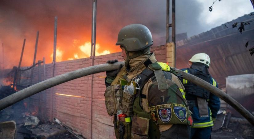 Herszont támadták az éjjel az oroszok: autók, egy hipermarket, és három lakóépület égett