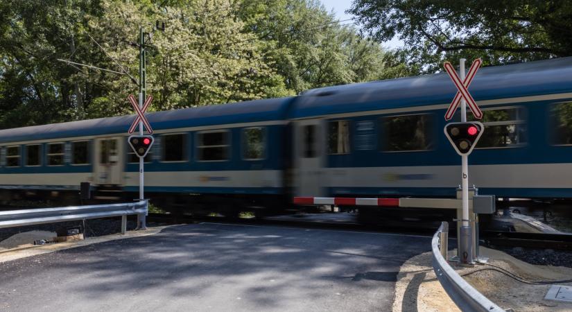 Figyelmeztet a MÁV: drasztikusan megnőtt idén a vasúti átjárókban történt balesetek száma