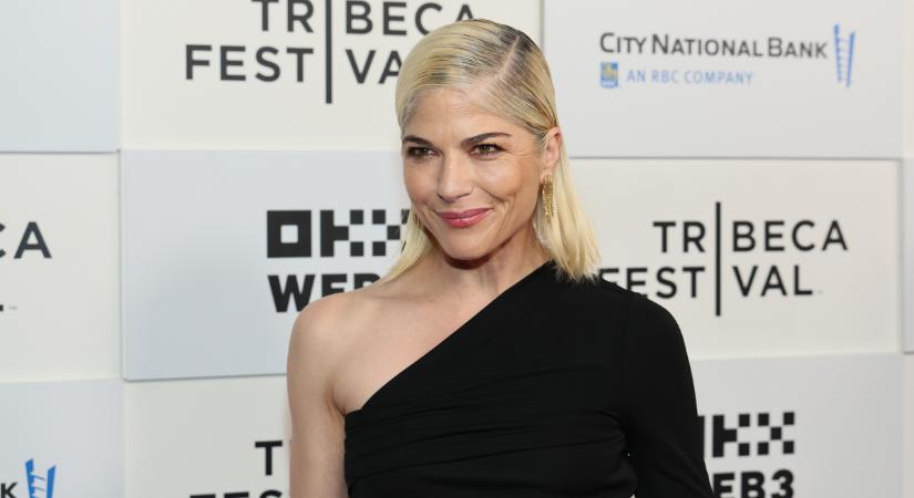 Selma Blair az egész világnak leckét adott élni akarásból, súlyos betegsége ellenére is ragyog a vörös szőnyegen