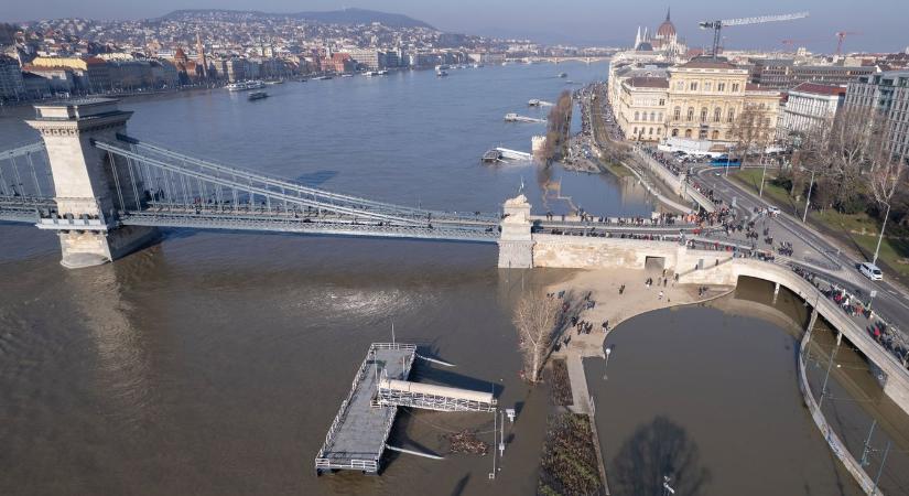 A Duna tetőzése miatt 20 órától lezárják az alsó rakpartokat