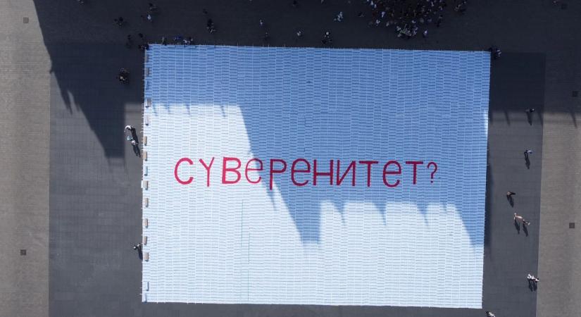 Üres konzultációs íveket raktak le a Kossuth téren, cirill betűkkel üzentek Szijjártónak