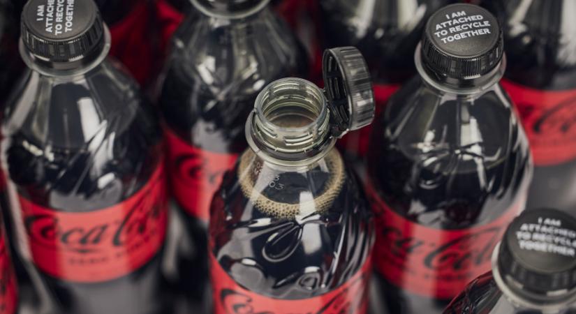 Nem áll meg az EU a műanyag palackokhoz rögzített kupakoknál, újabb csomagolási intézkedések jönnek