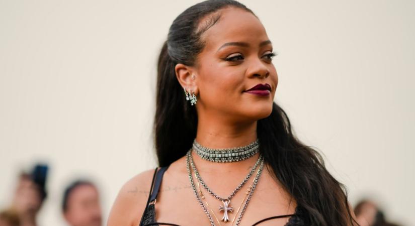 Rihanna „nyugdíjba mentem” feliratú pólóban sétálgatott New Yorkban