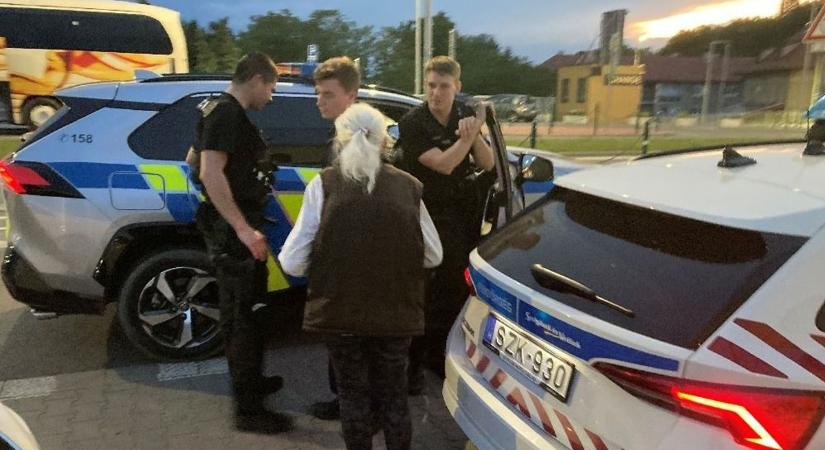 Utcán bolyongó zavart hölgynek segítettek a rendőrök
