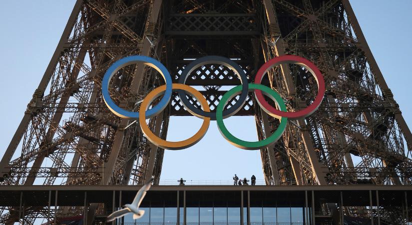 Felkerült az olimpiai ötkarika az Eiffel-toronyra