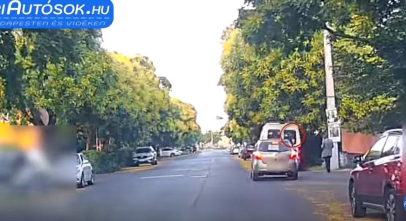 Szürreális jelenet Újbudán: belerongyolt egy furgonba az autó, miközben utasa vizes lufit vágott egy gyalogoshoz - videó
