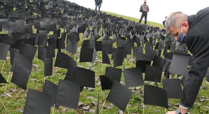 A DK, drámai körülmények között 6000 fekete zászlóval emlékezett