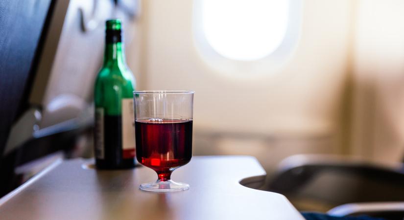 Kiderült: veszélyes alkoholt fogyasztani repülés közben