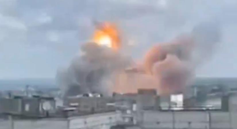 Ukrán rakétacsapásban beomlott egy luhanszki lakóház lépcsőháza