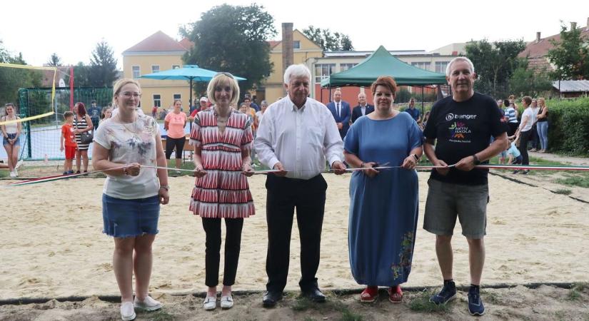 Strandröplabda pályát avattak - Új sportolási lehetőség nyílik a celldömölki diákok előtt