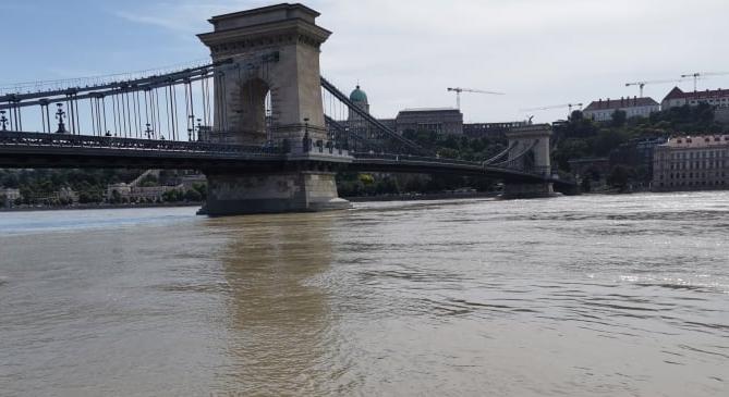 Már csak centikre volt a Duna a budapesti alsó rakpartoktól péntek délután